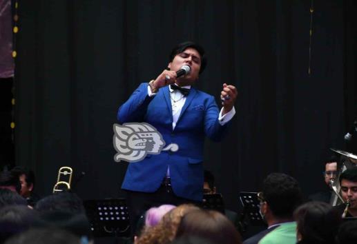 Con extraordinaria imitación de José José, Daniel embelesó a Xalapa