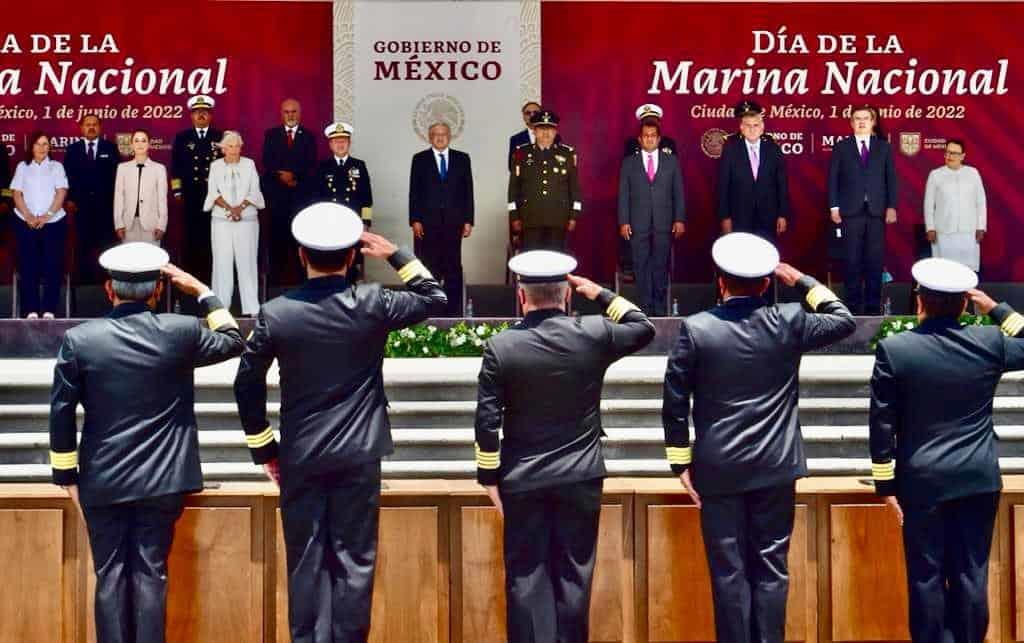 Encabeza AMLO ceremonia del Día de la Marina en CDMX