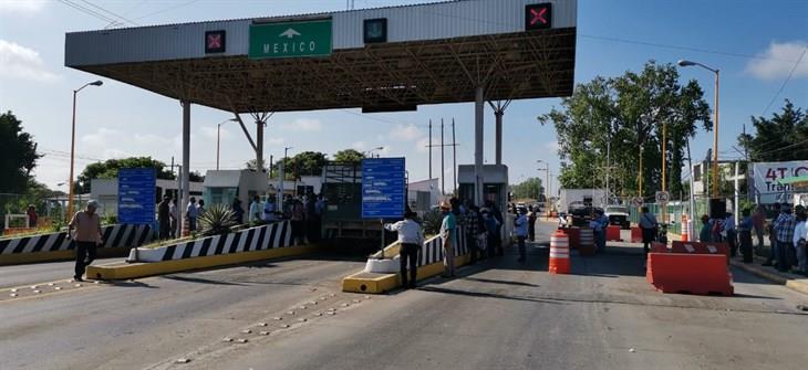 Bloquean caseta de Álamo; exigen reparación de carretera