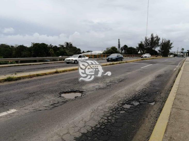 Peligrosos orificios cercanos al puente Calzadas