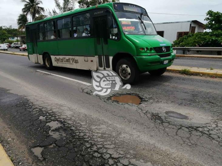 Peligrosos orificios cercanos al puente Calzadas