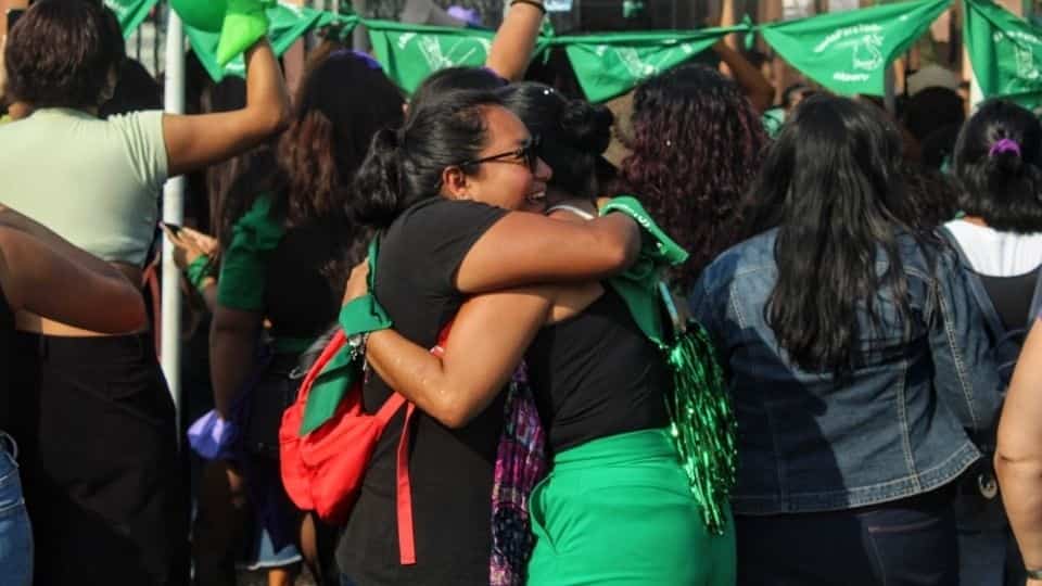 Brujas del Mar colocan pañuelo verde en puente de Boca del Río