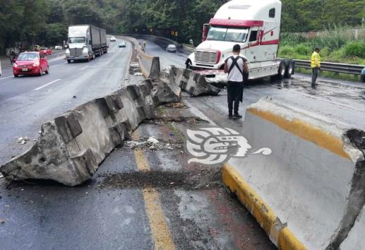 Tractocamión pierde control por exceso de velocidad y choca en la Orizaba-Puebla