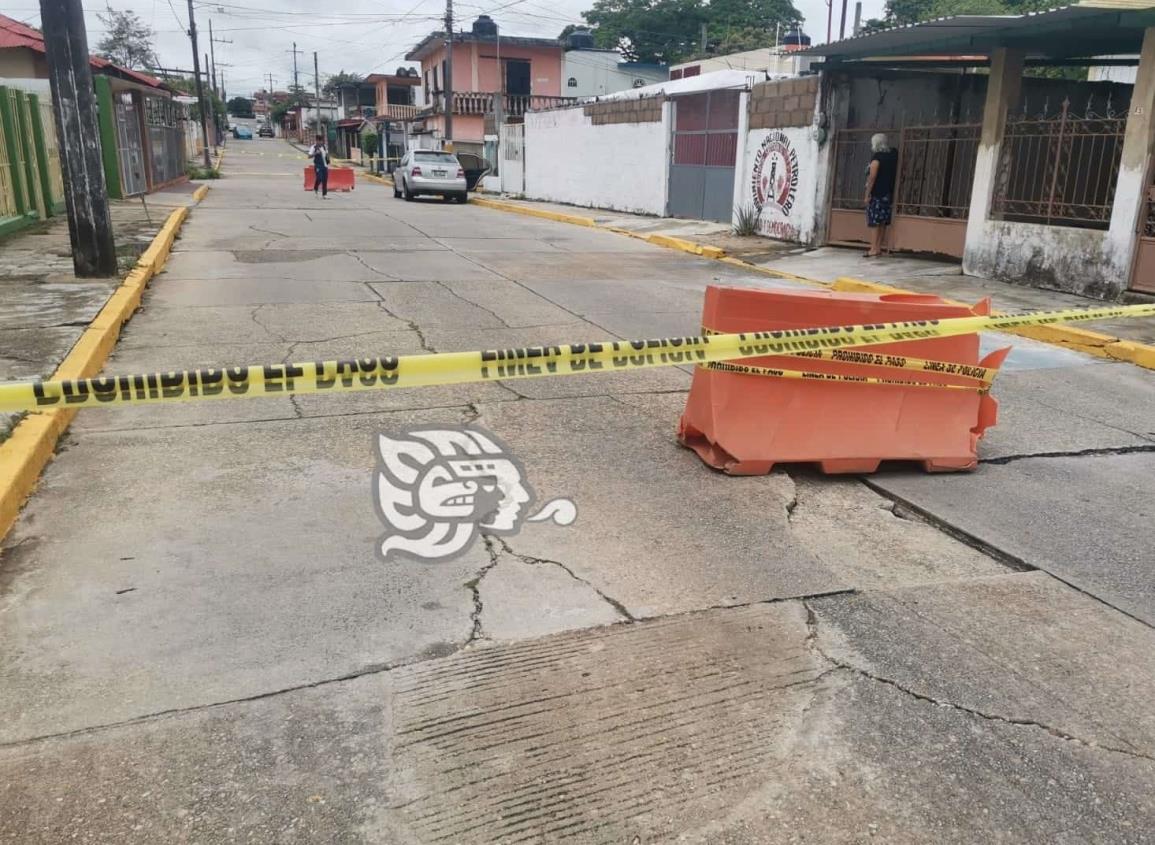 Por socavón cierran calle en la colonia Obrera de Minatitlán