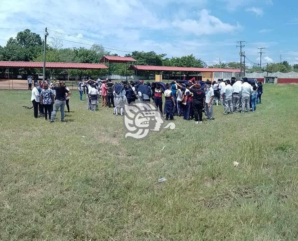 Evacúan alumnos de secundaria por simulacro de sismo