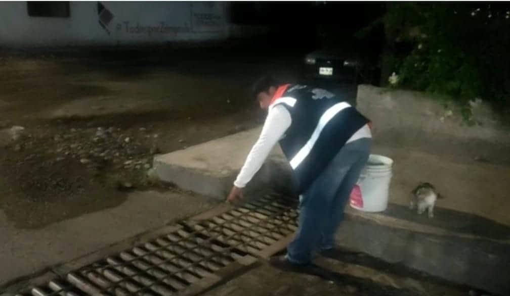 Elemento de Protección Civil rescata a gatito atrapado en drenaje