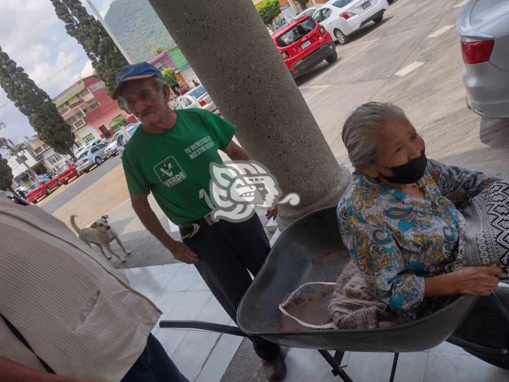 Piden ayuda para doña Mercedes; por una caída dejó de caminar