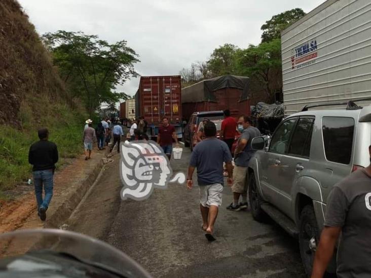 Continúa cierre de la Transistmica entre Matías Romero y Acayucan