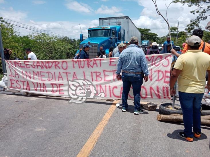 Continúa cierre de la Transistmica entre Matías Romero y Acayucan