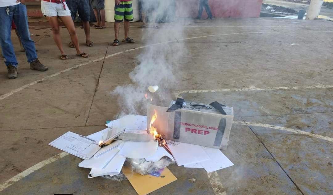 Caos en elecciones de Oaxaca: quema de casillas y tiroteo