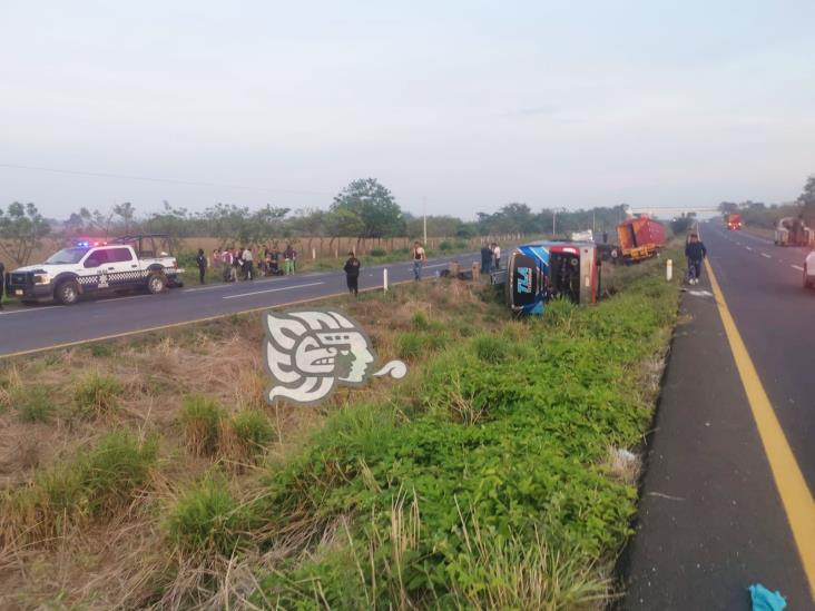 Vuelca autobús de turismo en autopista del sur de Veracruz