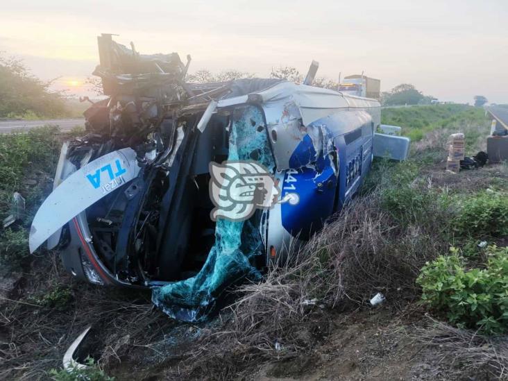 Vuelca autobús de turismo en autopista del sur de Veracruz