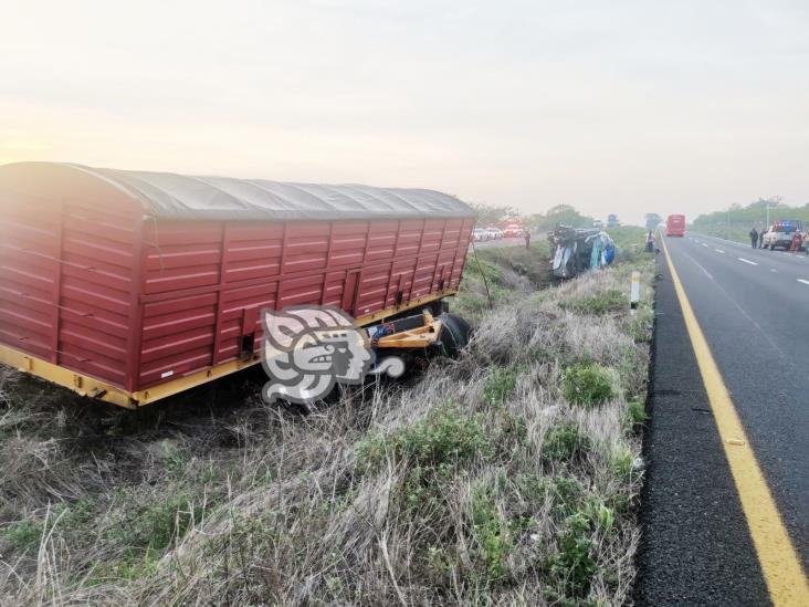 Vuelca autobús de turismo en autopista del sur de Veracruz