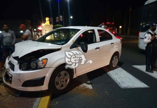 Choque en Orizaba deja una mujer herida y un poste derribado