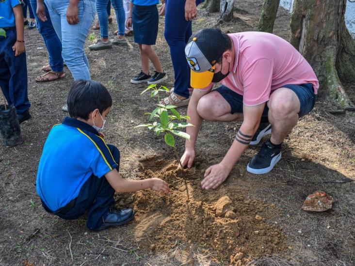 Planta Ayuntamiento árboles en escuelas de Coatzacoalcos