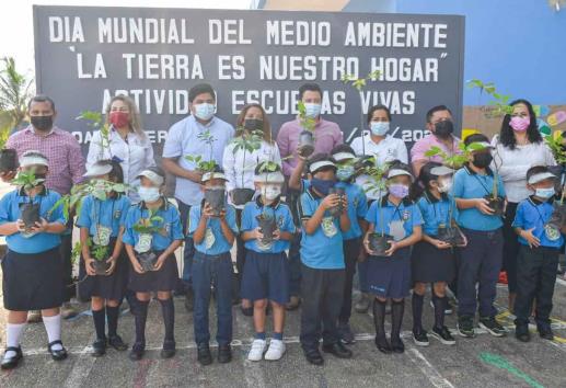 Planta Ayuntamiento árboles en escuelas de Coatzacoalcos