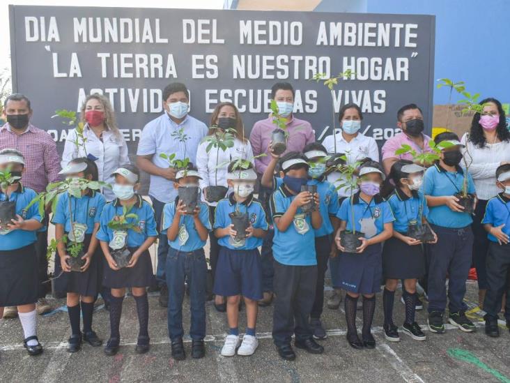 Planta Ayuntamiento árboles en escuelas de Coatzacoalcos