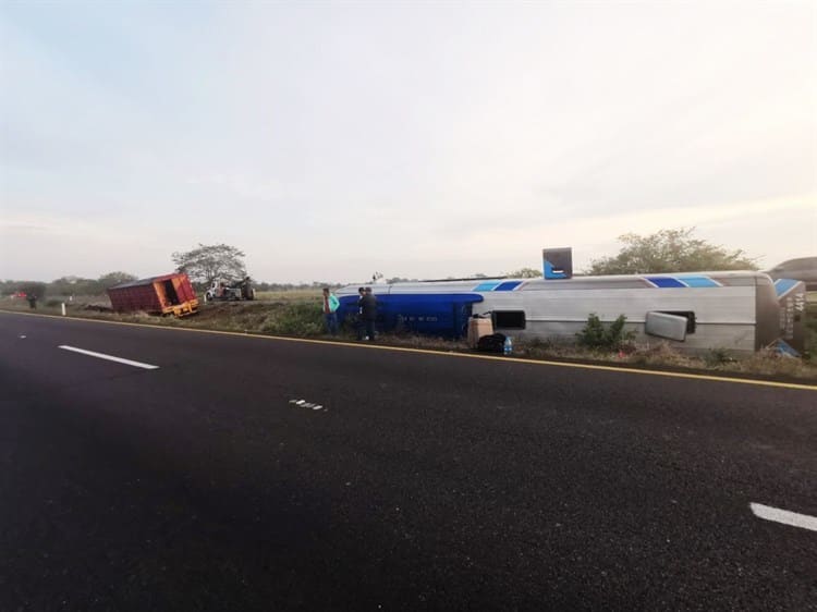 Autobús de turismo volcó sobre la autopista La Tinaja-Cosoleacaque; hay 3 lesionados
