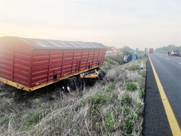 Autobús de turismo volcó sobre la autopista La Tinaja-Cosoleacaque; hay 3 lesionados