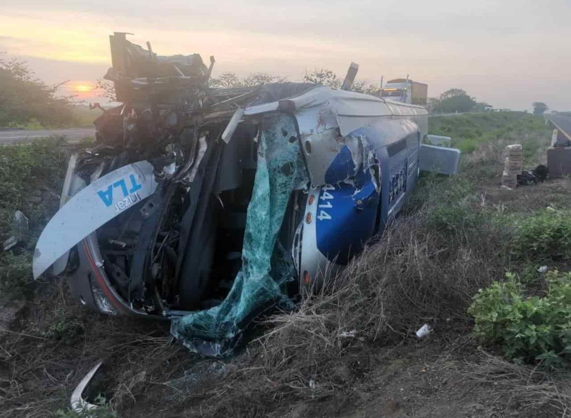 Autobús de turismo volcó sobre la autopista La Tinaja-Cosoleacaque; hay 3 lesionados