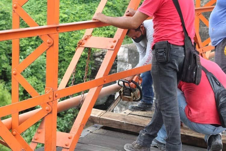 Rehabilitan el puente de tablas que se fracturó en el municipio de Soledad de Doblado