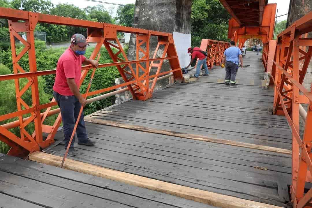 Rehabilitan el puente de tablas que se fracturó en el municipio de Soledad de Doblado