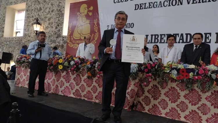 En Veracruz, entregan reconocimiento a 100 periodistas el sur del país