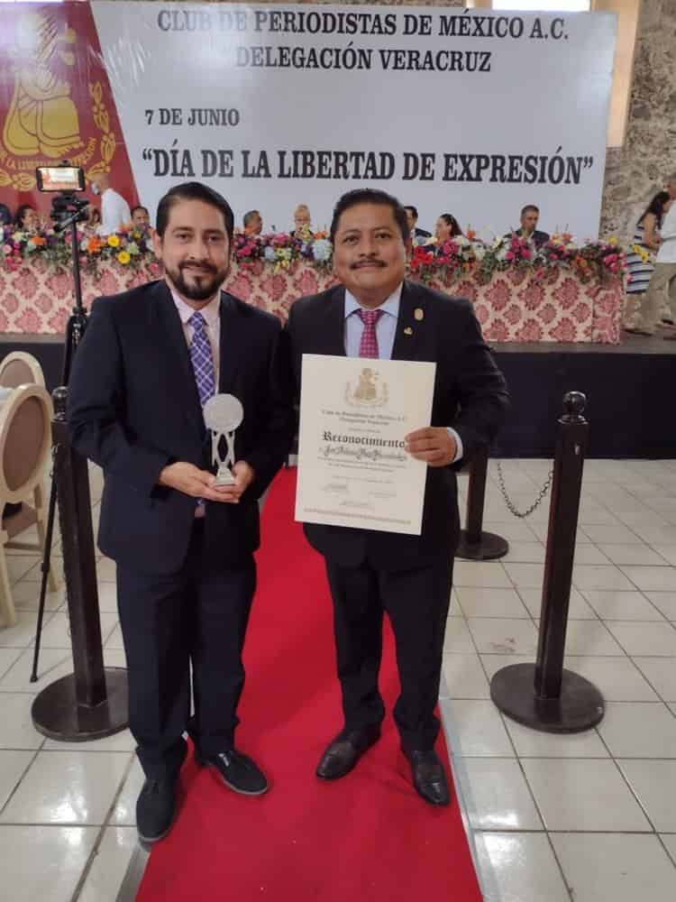 En Veracruz, entregan reconocimiento a 100 periodistas el sur del país