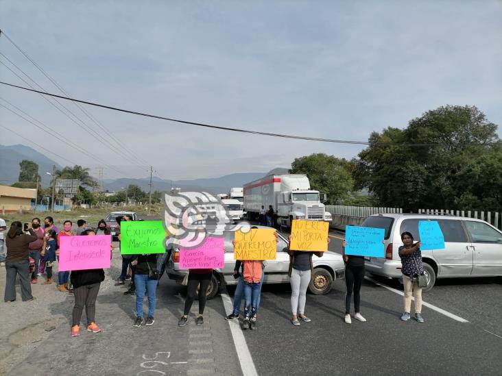 Padres bloquean autopista Puebla-Orizaba; exigen maestro para primaria de Nogales