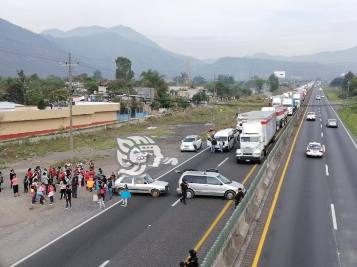 Padres bloquean autopista Puebla-Orizaba; exigen maestro para primaria de Nogales