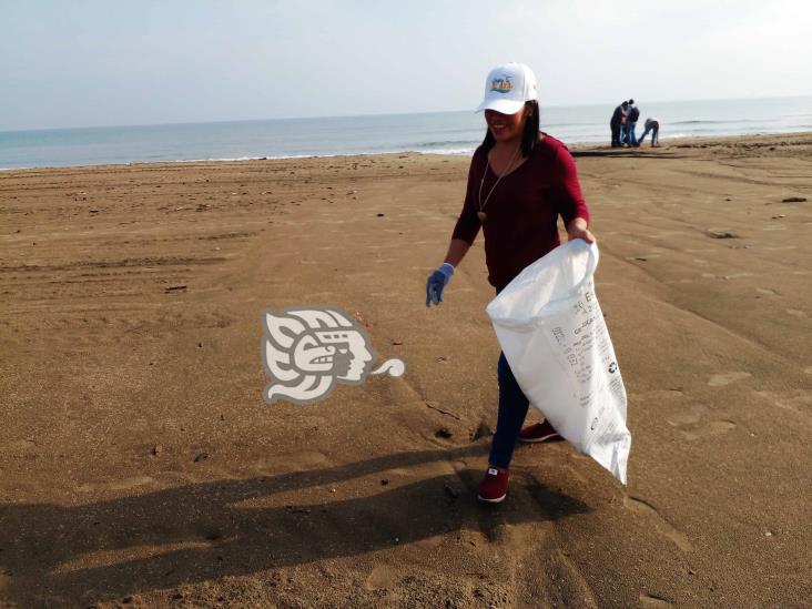 Limpian playas de Coatzacoalcos por el Día Mundial de los Océanos