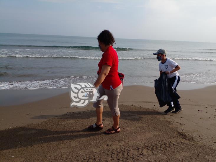 Limpian playas de Coatzacoalcos por el Día Mundial de los Océanos