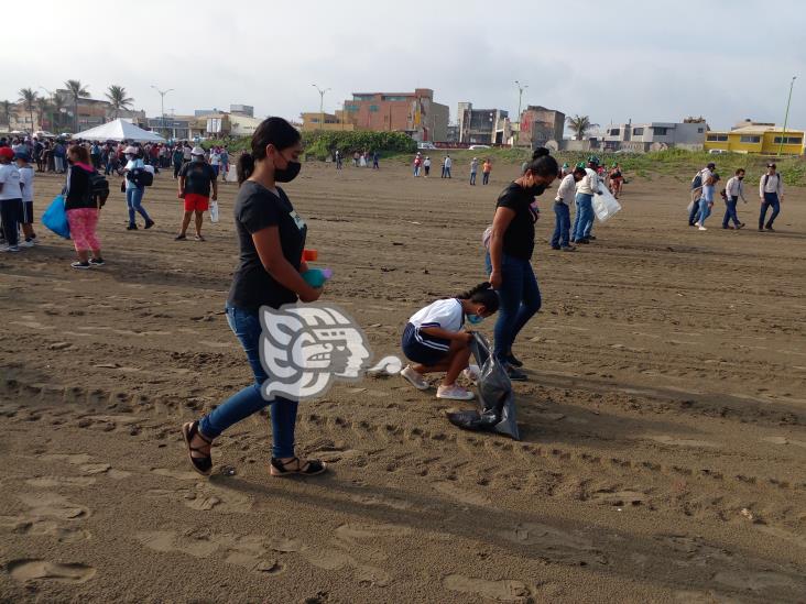 Limpian playas de Coatzacoalcos por el Día Mundial de los Océanos