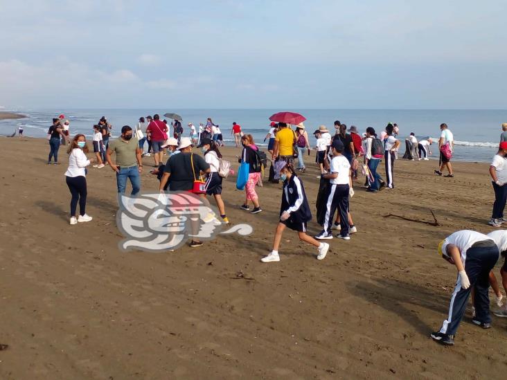 Limpian playas de Coatzacoalcos por el Día Mundial de los Océanos