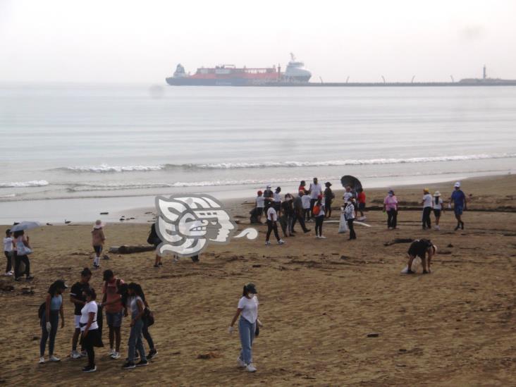 Limpian playas de Coatzacoalcos por el Día Mundial de los Océanos