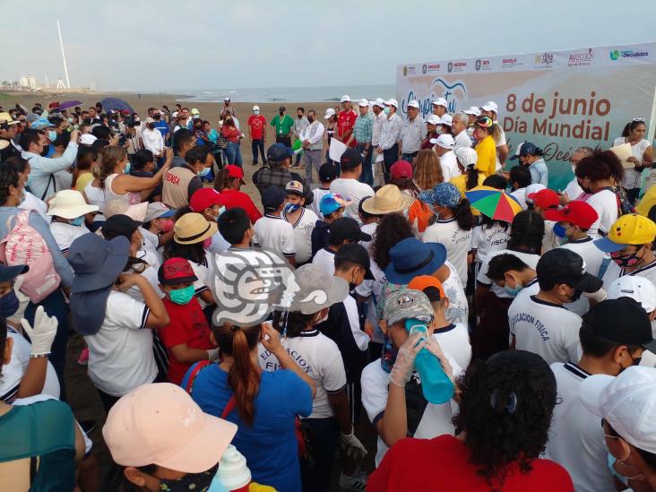 Limpian playas de Coatzacoalcos por el Día Mundial de los Océanos