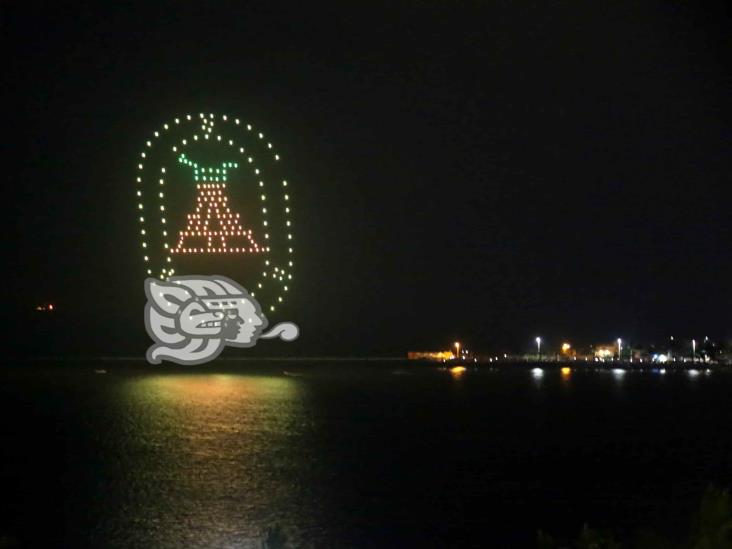 Miles presencian show de luces y pirotecnia en el cielo de Coatzacoalcos