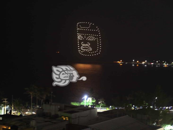 Miles presencian show de luces y pirotecnia en el cielo de Coatzacoalcos