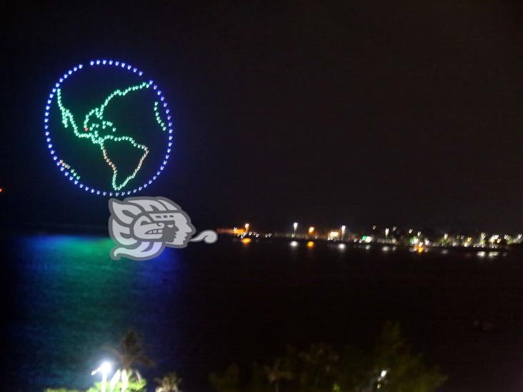 Miles presencian show de luces y pirotecnia en el cielo de Coatzacoalcos