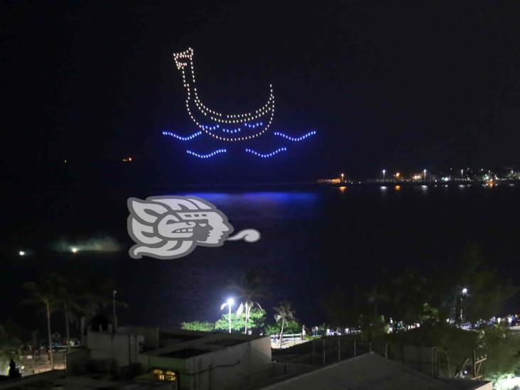 Miles presencian show de luces y pirotecnia en el cielo de Coatzacoalcos