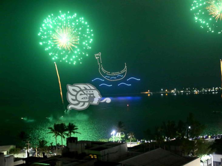 Miles presencian show de luces y pirotecnia en el cielo de Coatzacoalcos