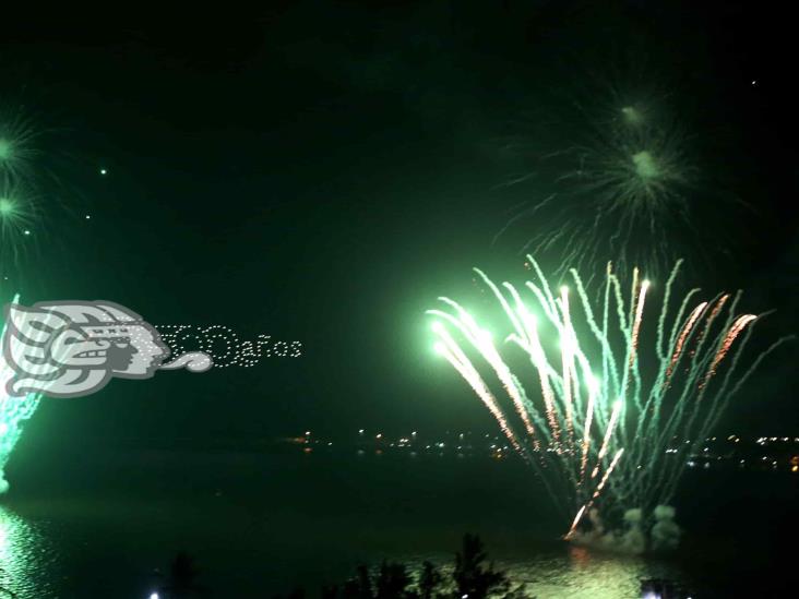 Miles presencian show de luces y pirotecnia en el cielo de Coatzacoalcos