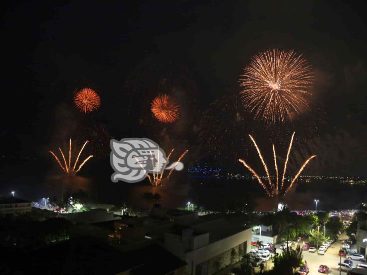 Miles presencian show de luces y pirotecnia en el cielo de Coatzacoalcos