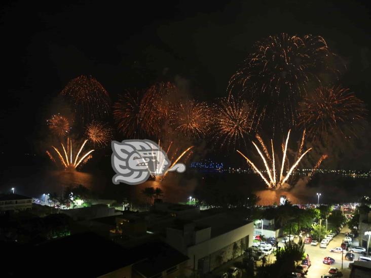 Miles presencian show de luces y pirotecnia en el cielo de Coatzacoalcos