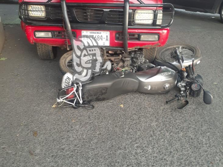 Motociclista lesionado tras choque en avenida de Xalapa