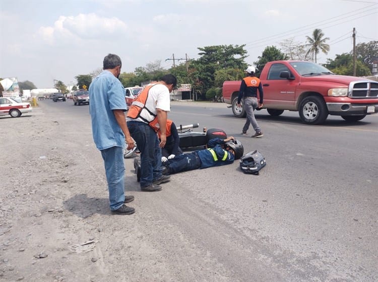 Motociclista es impactado por un taxi en la carretera federal de Tierra Blanca