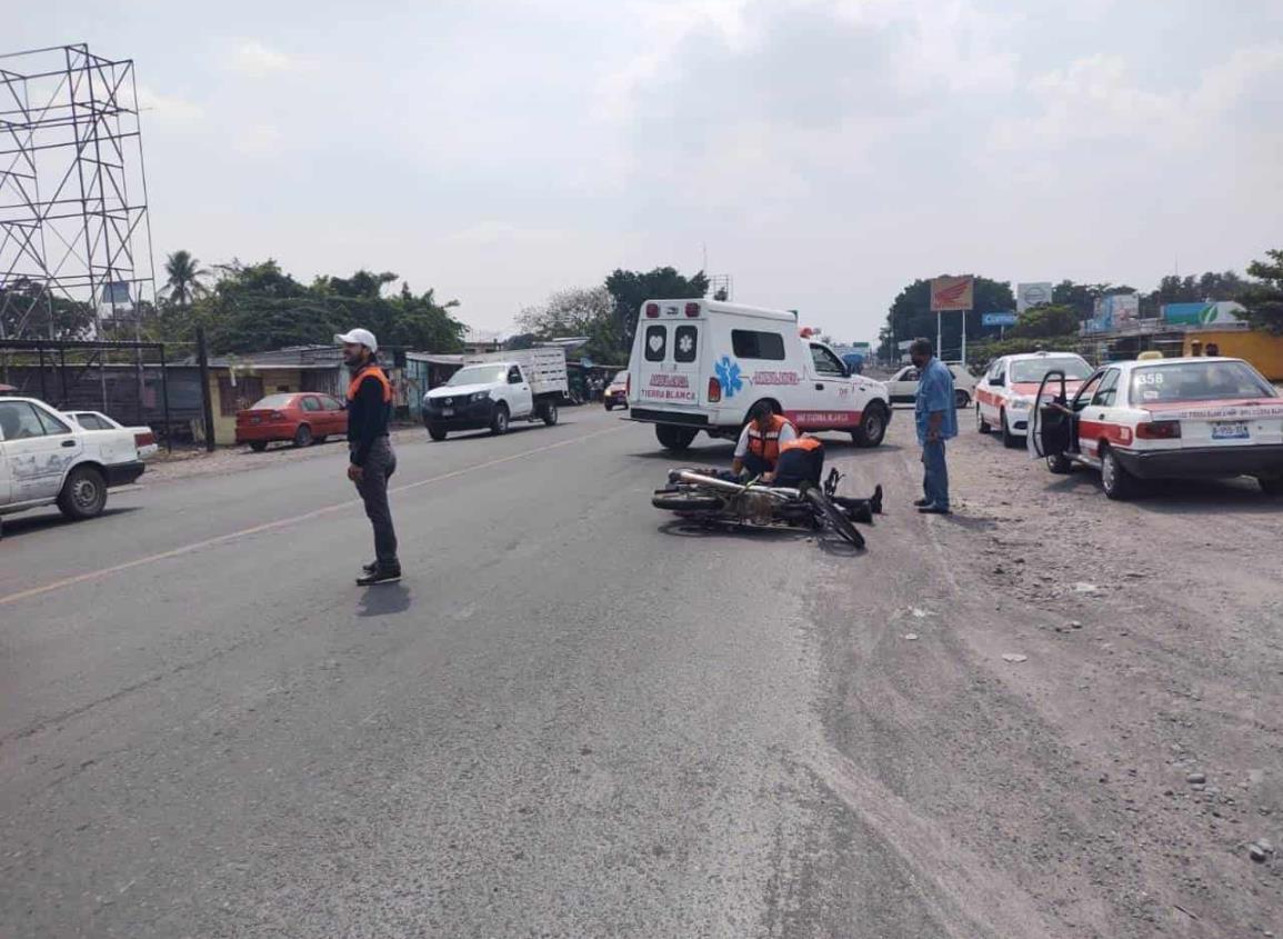 Motociclista es impactado por un taxi en la carretera federal de Tierra Blanca