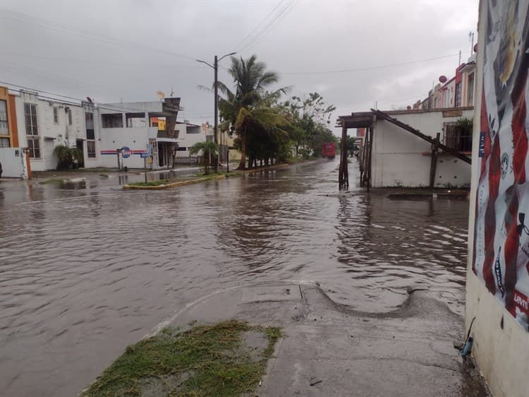 Encharcamientos tras caída de aguacero en la zona conurbada