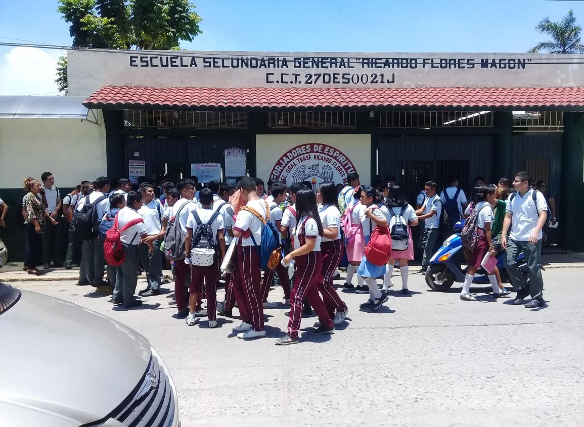 Estudiante amenaza con pistola a maestro y compañero en una secundaria