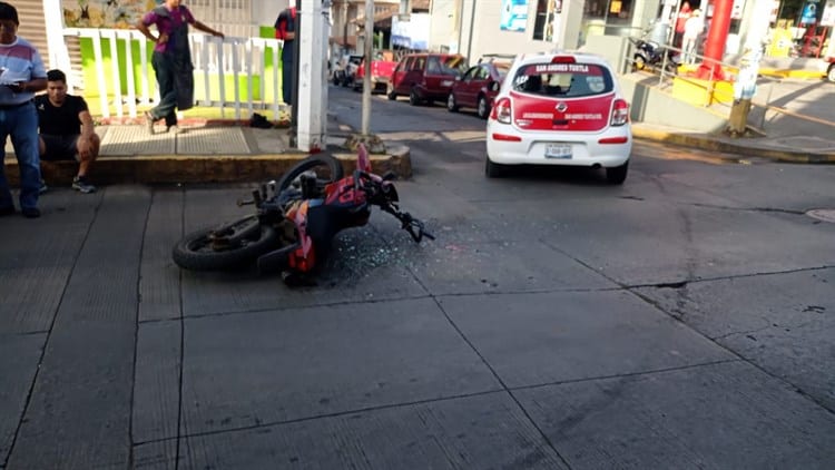 Motociclista se impacta por alcance contra un taxi en San Andrés Tuxtla